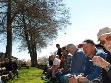 Forårsrengøring og standerhejsning 2009